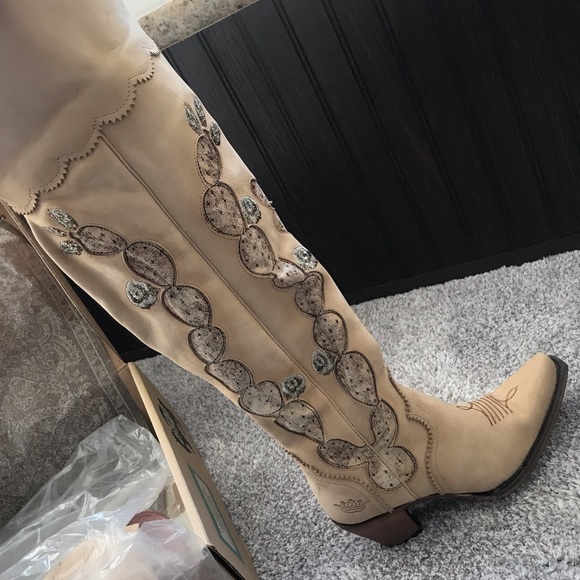 NWT! HARD TO HANDLE BY LANE! - Picture 3 of 8